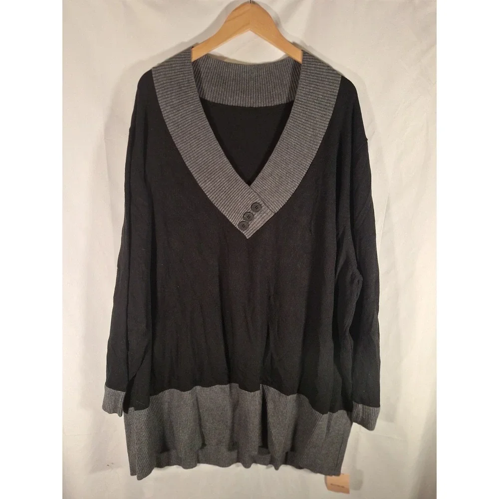 BloomChic Womens Plus Size 28 Colorblock V-Neck Button Accent Sweater Black Grey